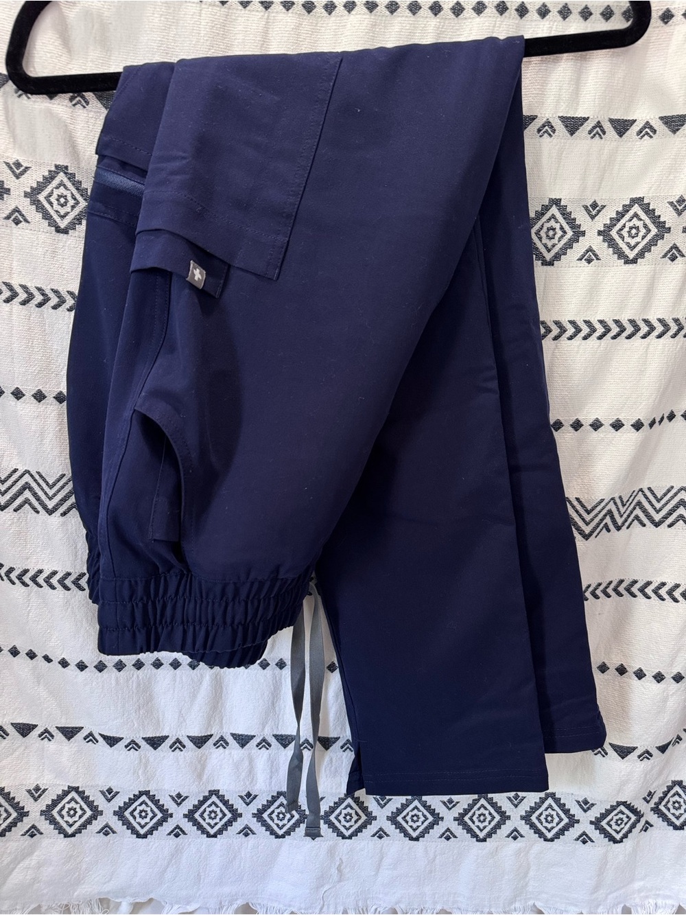 FIGS Women’s XS Dowa high rise straight leg Navy Scrub Pant with pockets.